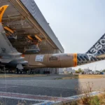 Airbus A350F carguero saliendo del hangar de pintura con su nueva librea color cartón, con las inscripciones A350F y "Open here for business" en el fuselaje