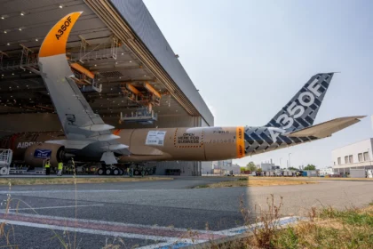 Airbus A350F carguero saliendo del hangar de pintura con su nueva librea color cartón, con las inscripciones A350F y "Open here for business" en el fuselaje